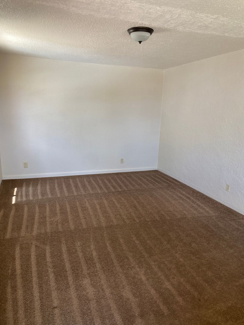 Cortez Apartment: 516 & 516.5 W 4th St