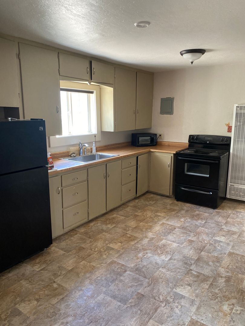 Cortez Apartment: 516 & 516.5 W 4th St