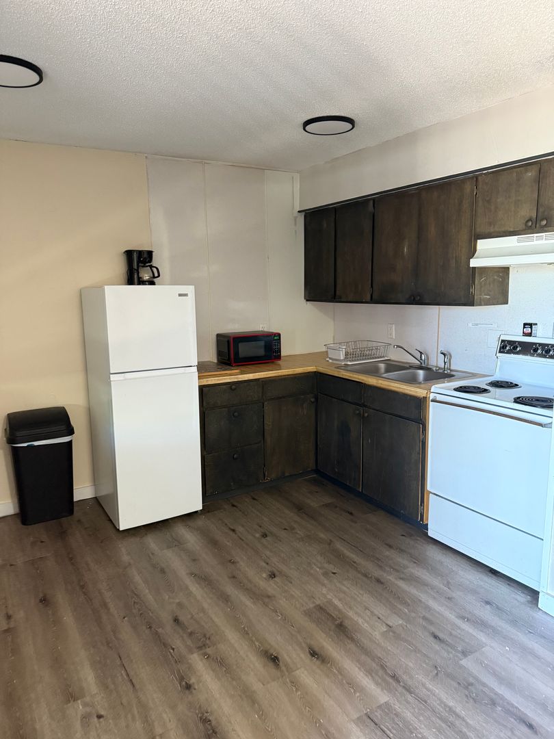 Dolores Apartment: 701 Railroad Avenue