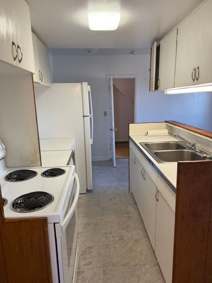 Cortez Apartment: 230 East Montezuma Avenue