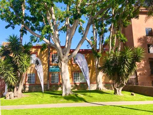 ✨ 2 Bedrooms | 1 Bathroom | Upper Floor Apartment | Walking Distance to USC ✨ – photo 1