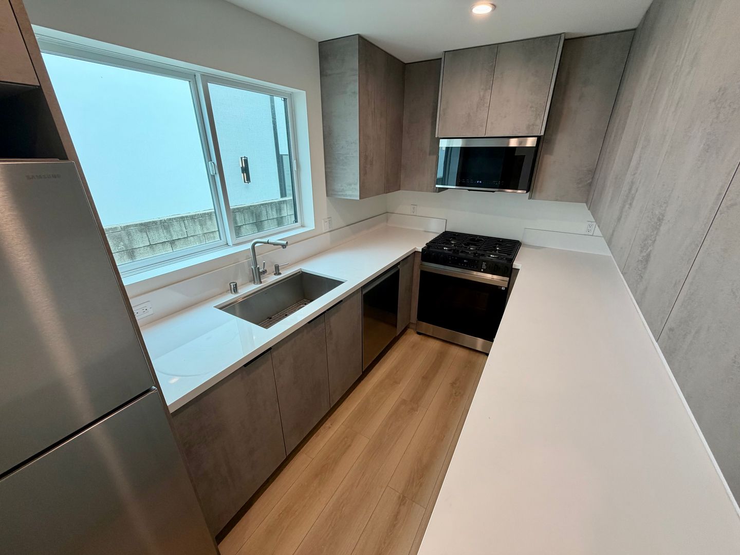 Venice Apartment: 333 6th Ave.