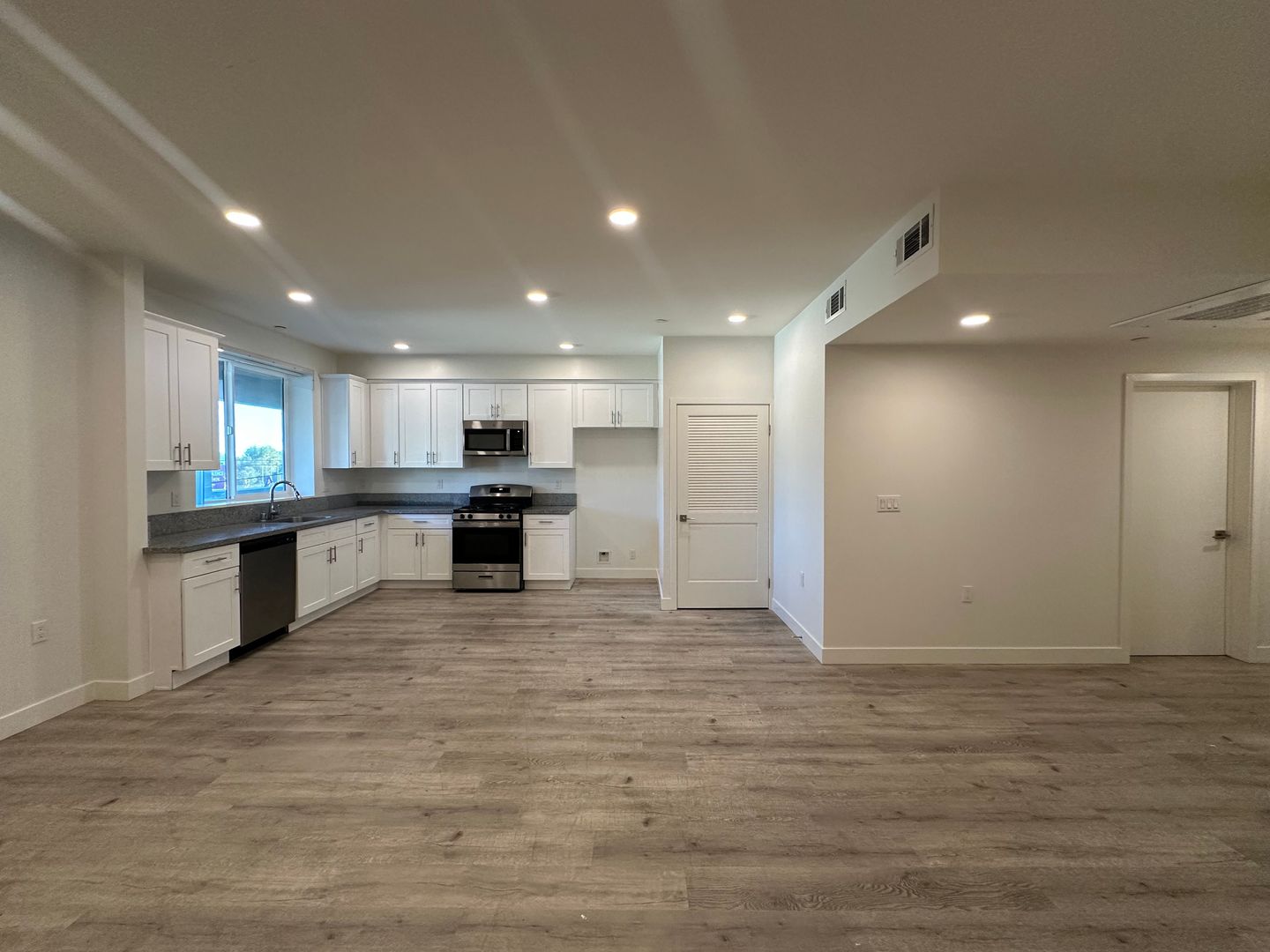 Sun Valley Apartment: 8405 Glenoaks Blvd