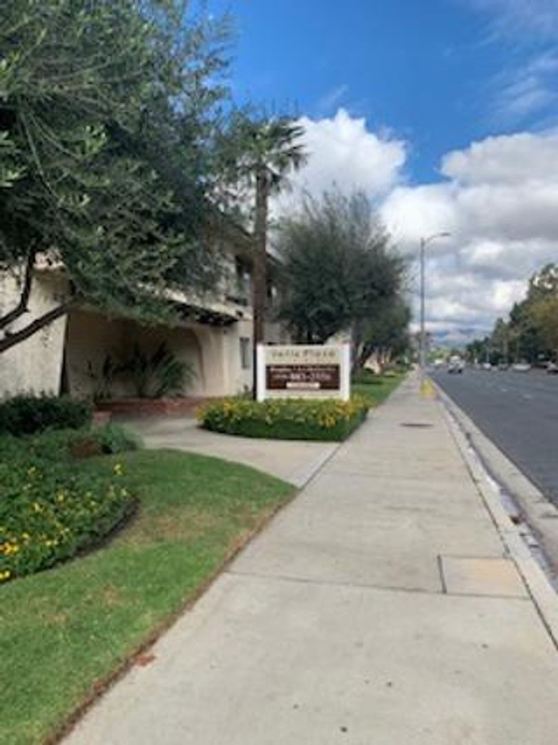 Canoga Park Apartment: 7909 Topanga Canyon Blvd