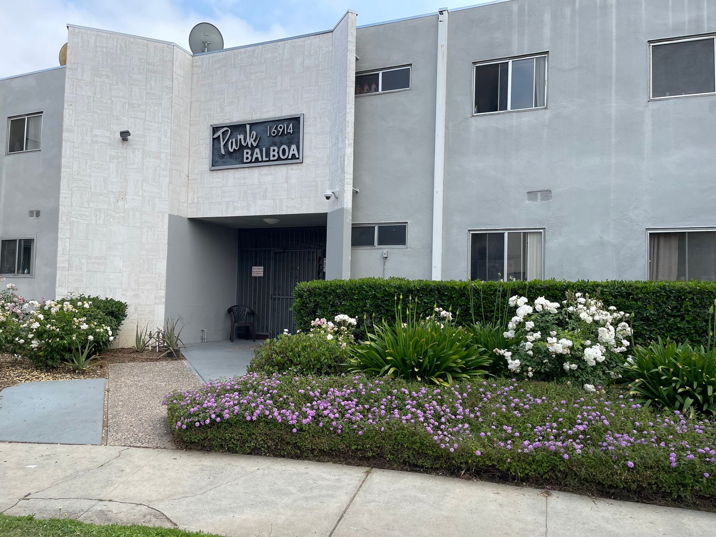 Granada Hills Apartment: 16914 Blackhawk Street