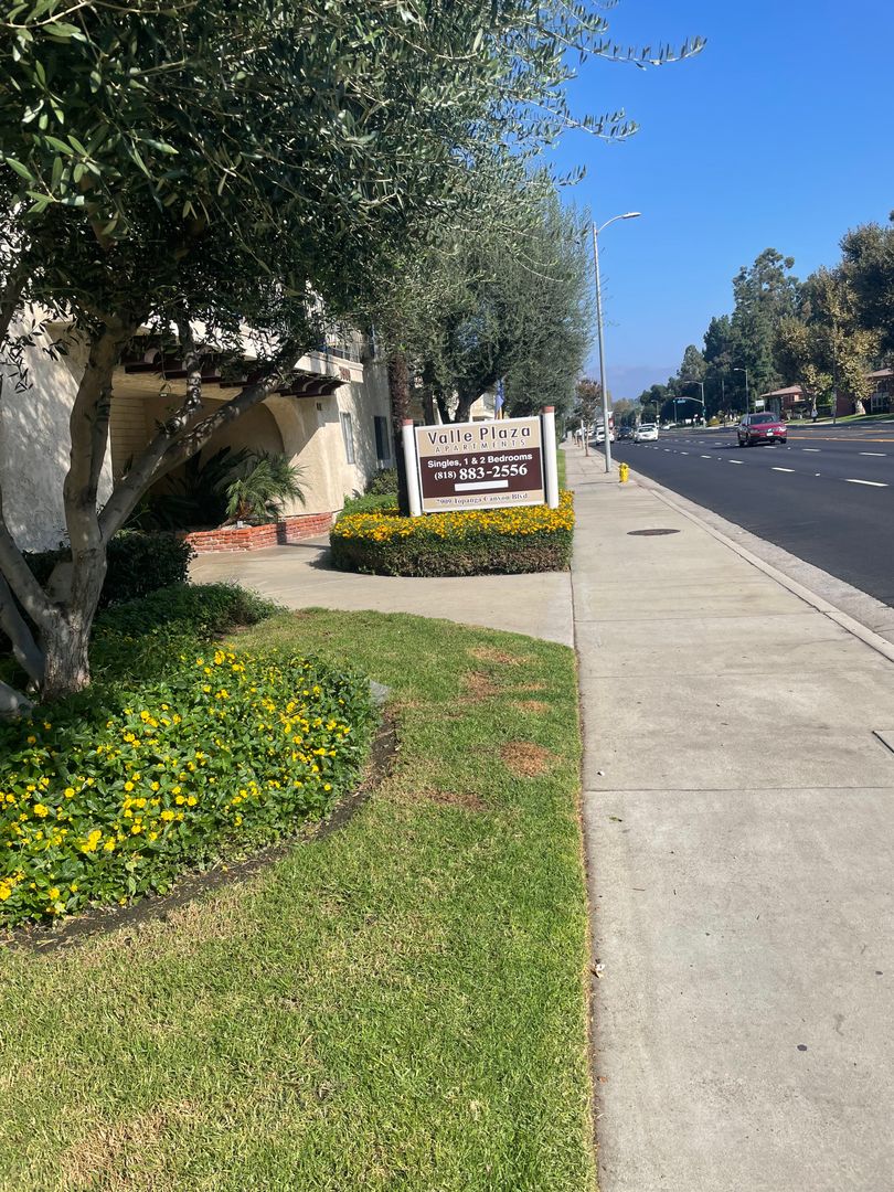 Canoga Park Apartment: 7909 Topanga Canyon Blvd