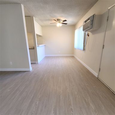 SPACIOUS 2+1 UPPER UNIT IN PRIME GRANADA HILLS LOCATION - WON'T LAST!!!