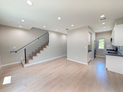 Spacious 2 Bed / 2.5 Bath in North Hollywood – photo 1