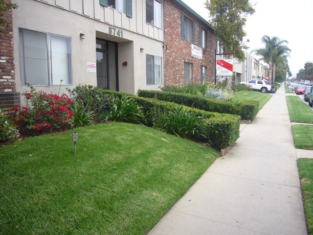 Canoga Park Apartment: 8741 Owensmouth Avenue