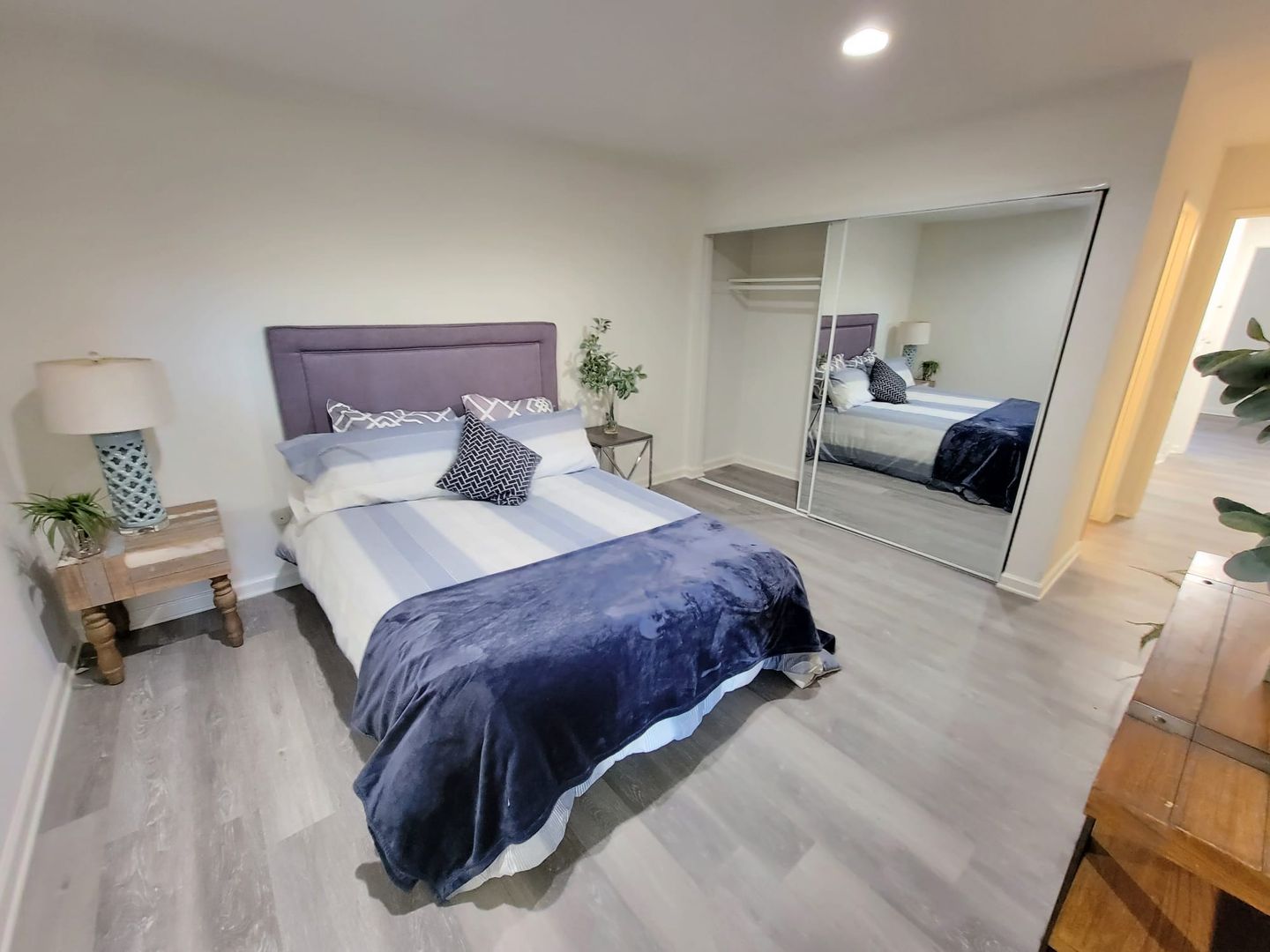 Tarzana Apartment: 18339-18347 Collins St