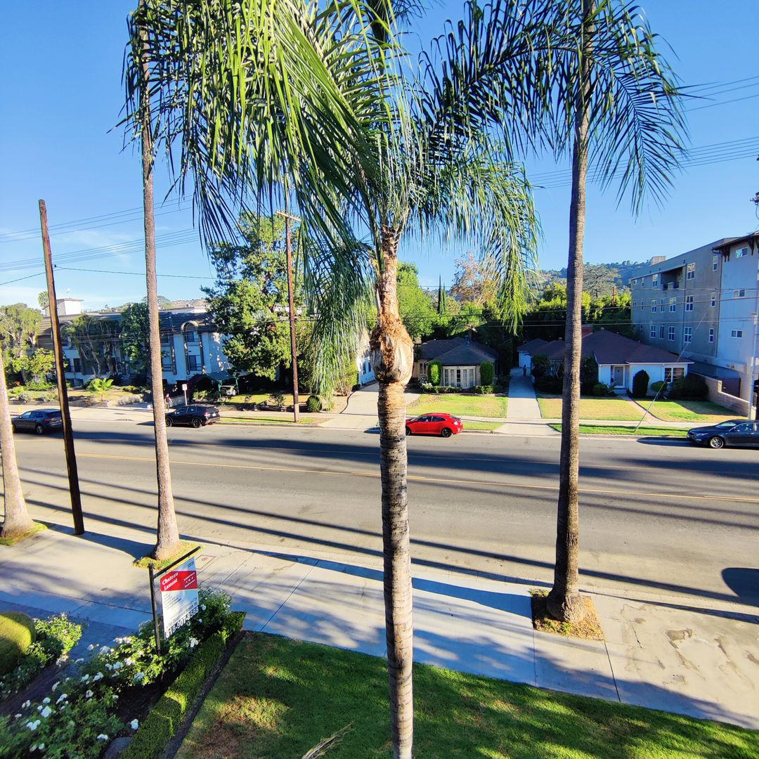 Sherman Oaks Apartment: 13131 Moorpark Street