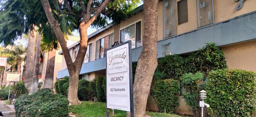 SPACIOUS UPPER 1 BR - PRIME VALLEY VILLAGE!!