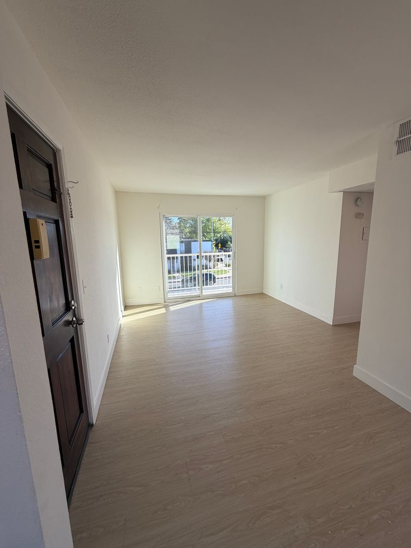 North Hollywood Apartment: 12357-12359 Oxnard Street
