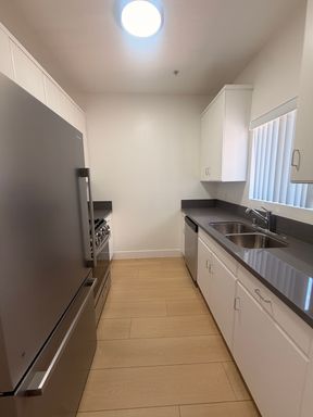 SPACIOUS 2 + 2 ONE MONTH FREE RENT!!! – photo 1