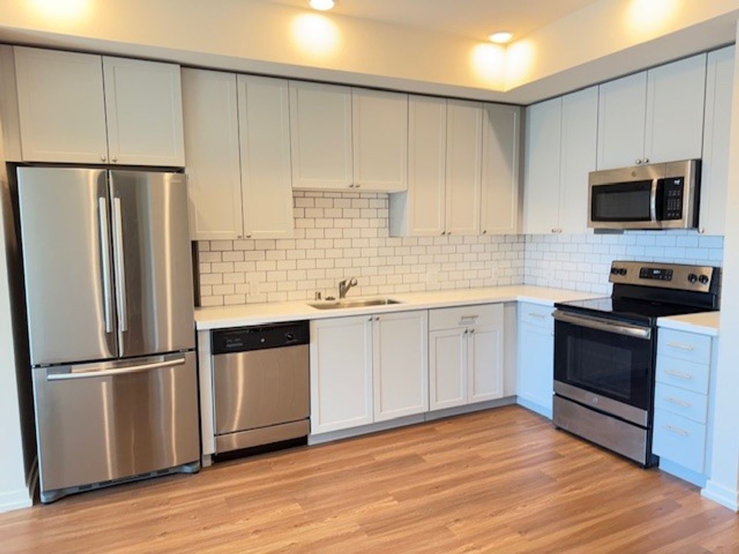 Thousand Oaks Apartment: 77 N. Conejo School Rd.