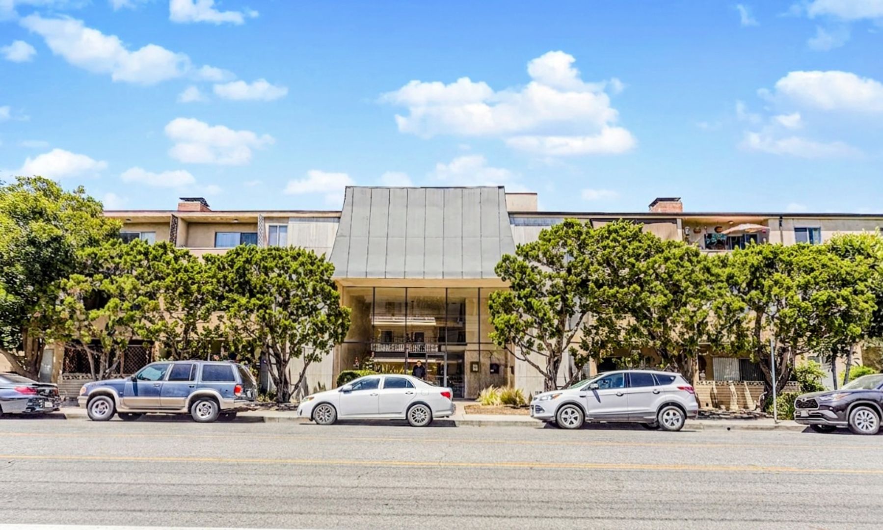 North Hollywood Apartment: 10741 Moorpark Street