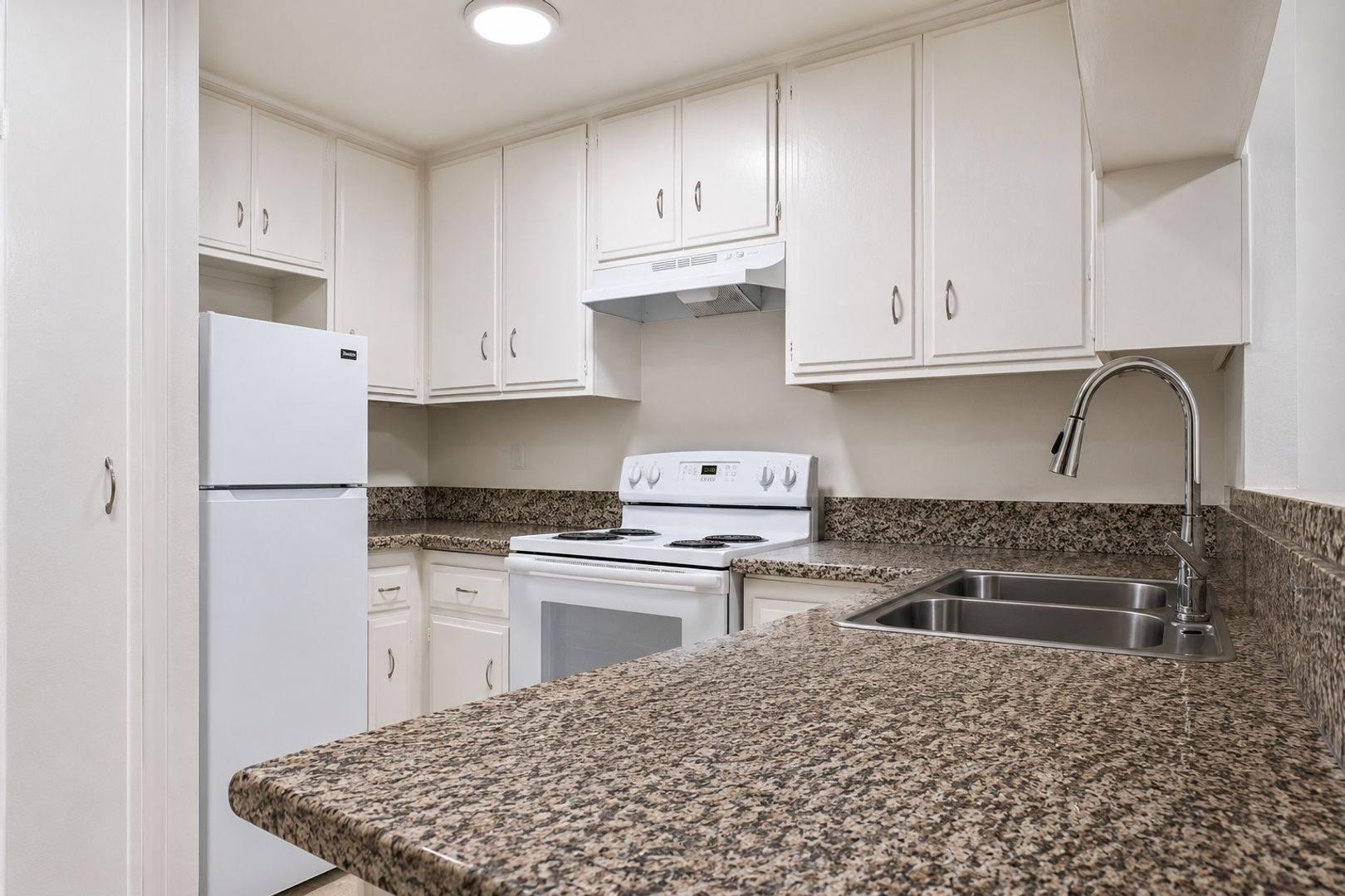Van Nuys Apartment: 7337 Haskell Ave