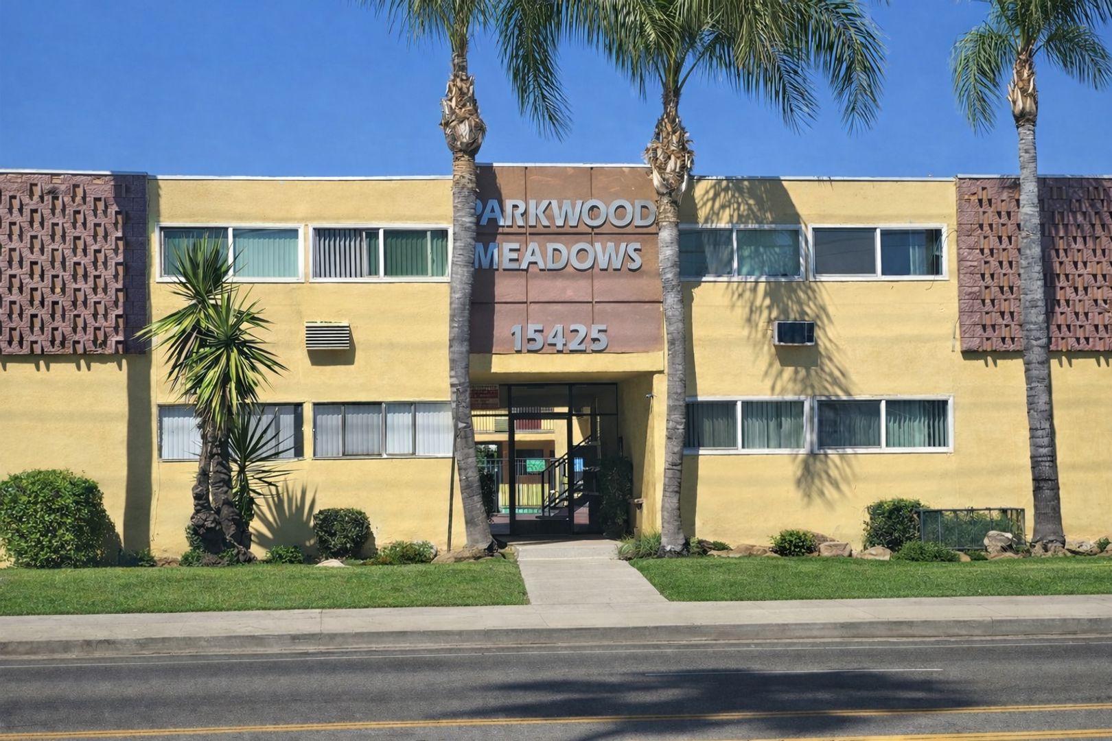 Van Nuys Apartment: 15425 Vanowen St.