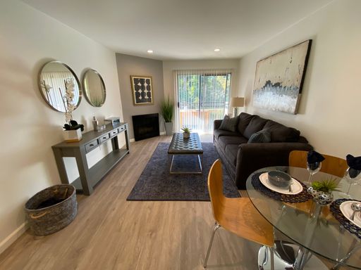 OPEN HOUSE! RENOVATED ONE BEDROOM APARTMENT IN VALLEY GLEN! – photo 1