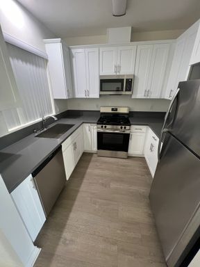 Spacious 2 Bed / 2 Bath Apartment in North Hollywood - In-Unit Washer/Dryer + Parking – photo 1