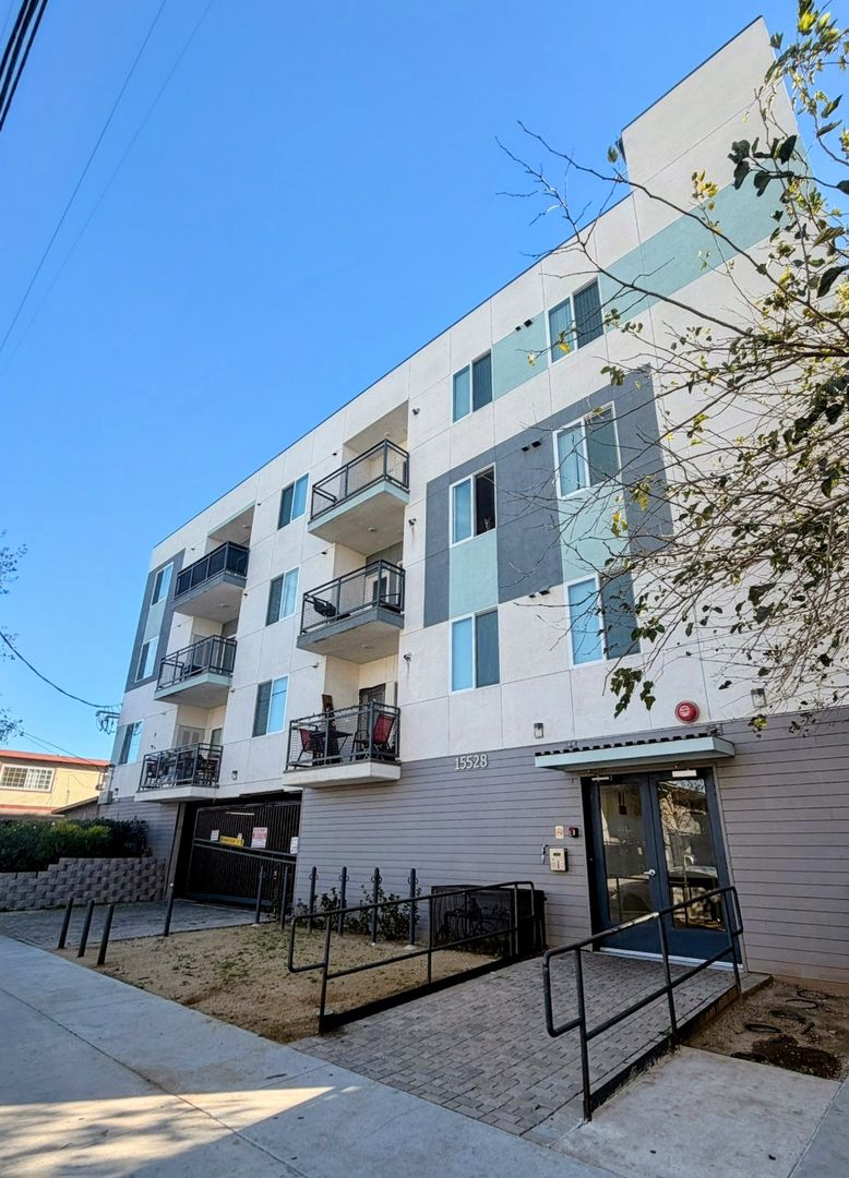 North Hills Apartment: 15528 Rayen Street