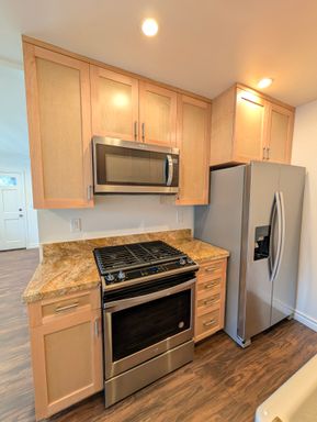 Spacious & Updated 2+1 in Prime Toluca Lake Location – photo 1