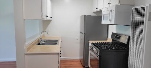 Fully Renovated 1 Bed / 1 Bath in Woodland Hills - Swimming Pool + Parking