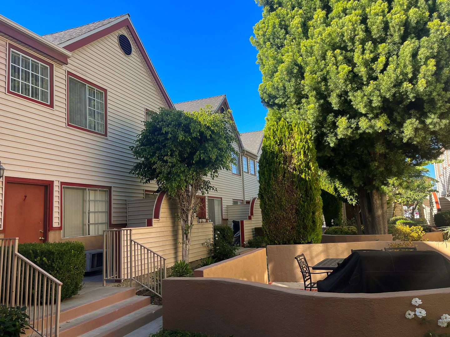 Canoga Park Apartment: 21445 Saticoy St.