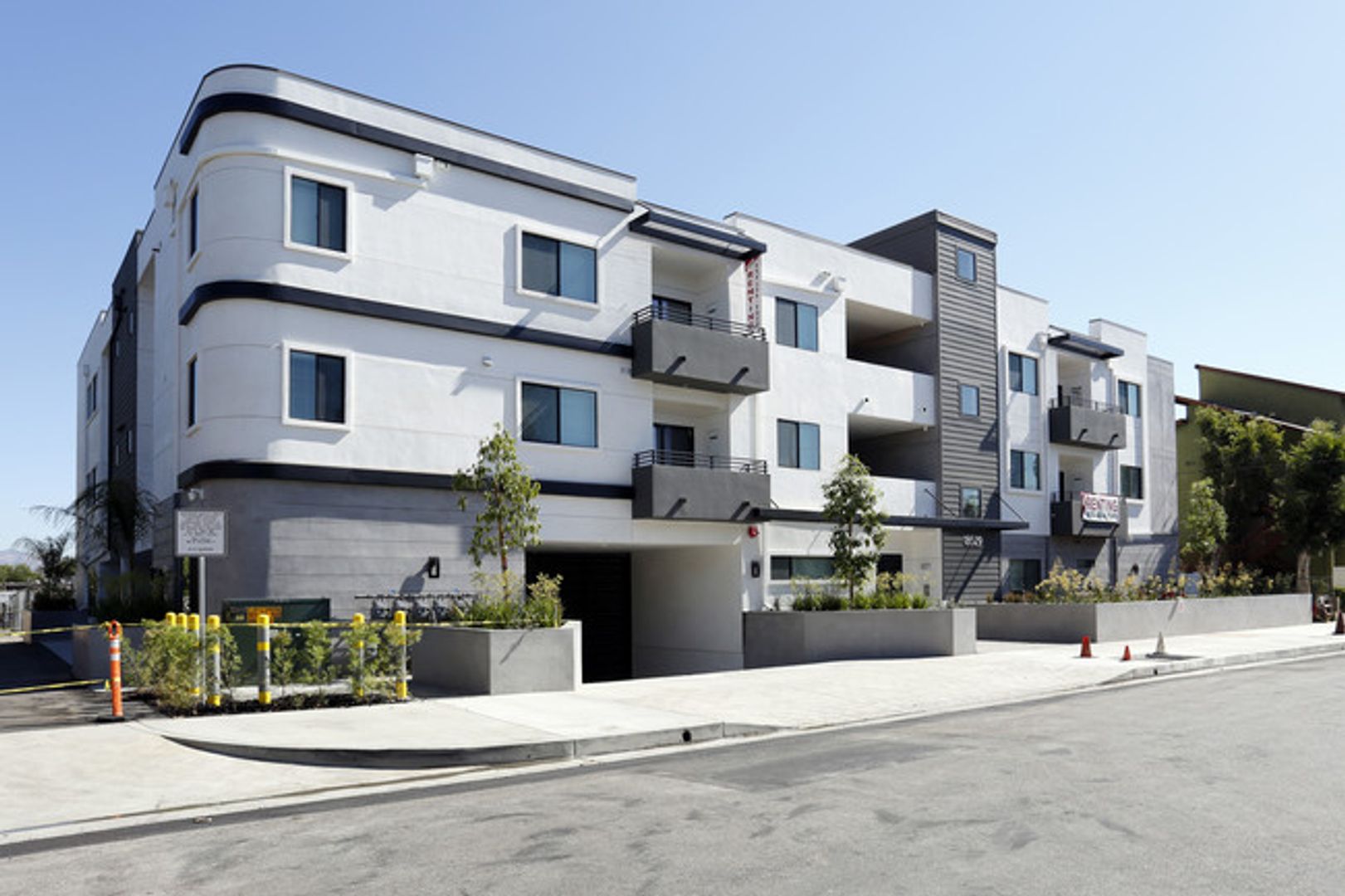 Tarzana Apartment: 18529 Calvert Street