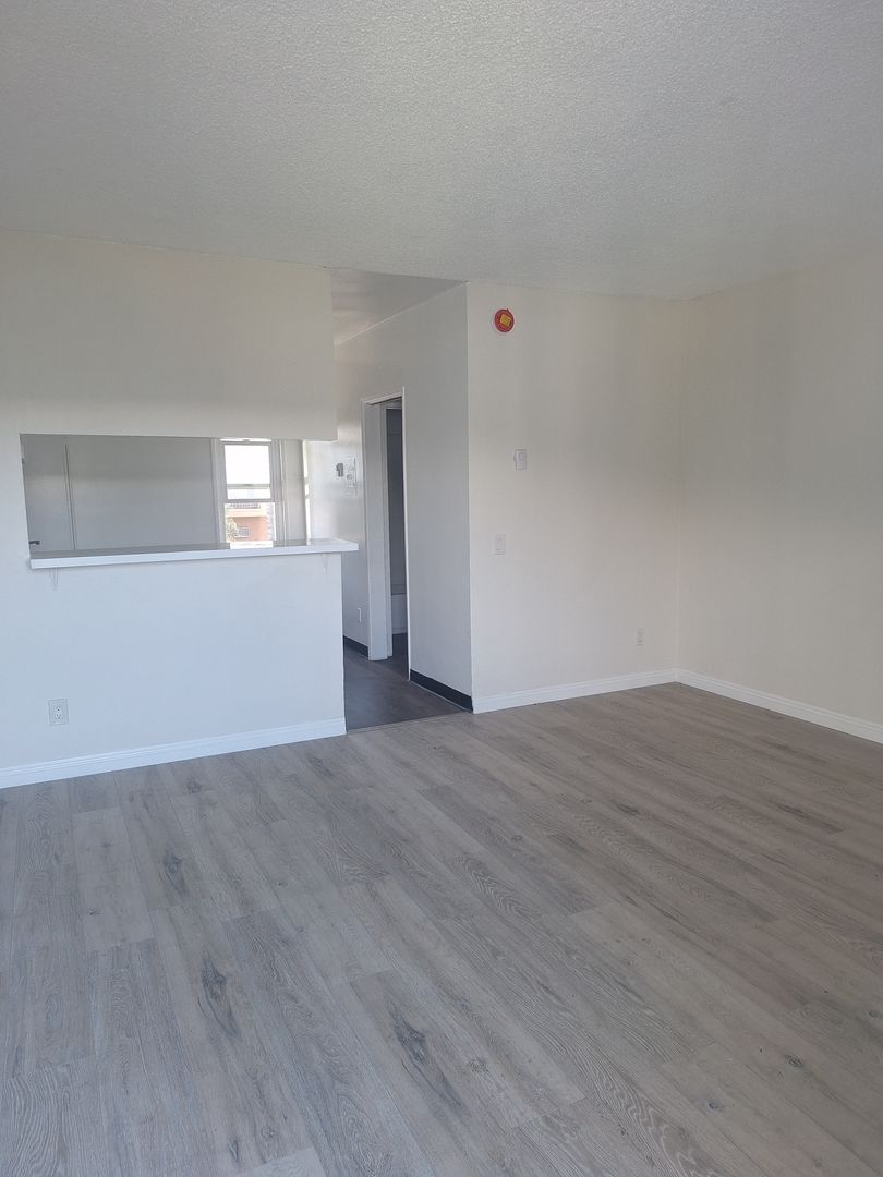 North Hills Apartment: 8615 Columbus Ave.