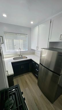 Studio, One Bathroom for Rent in Los Angeles Beautifully Renovated Interior – photo 1