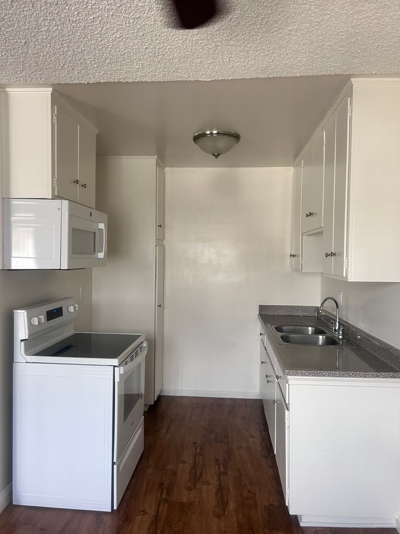 Canoga Park Apartment: 8341 Northgate Avenue