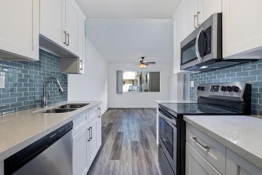 Spacious 1 Bedroom, 1 Bath in Sherman Oaks! Central AC, Pool & Fitness Center – photo 1
