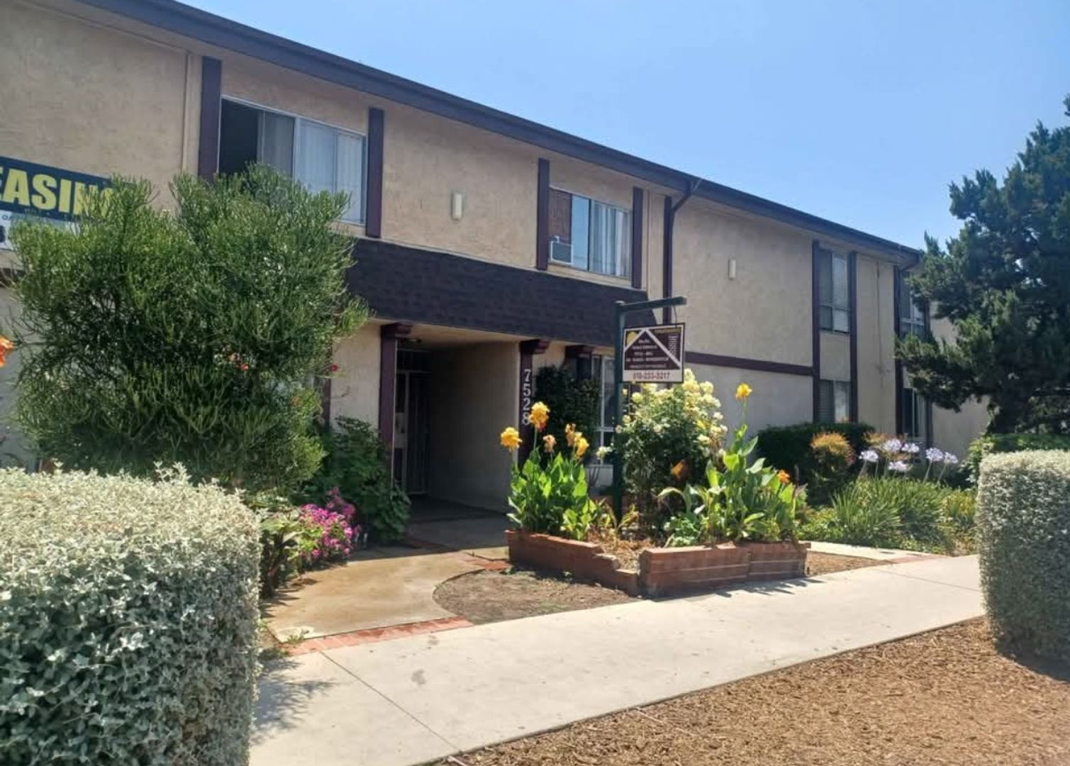 Reseda Apartment: 7521 & 7528 Canby Ave.
