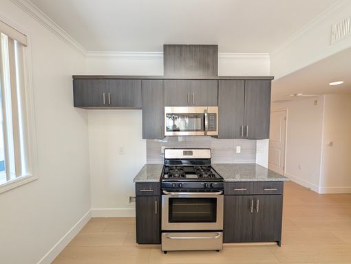 Spacious 2 Bed / 2 Bath in North Hollywood - 1 Month Free on a 13-Month Lease – photo 1