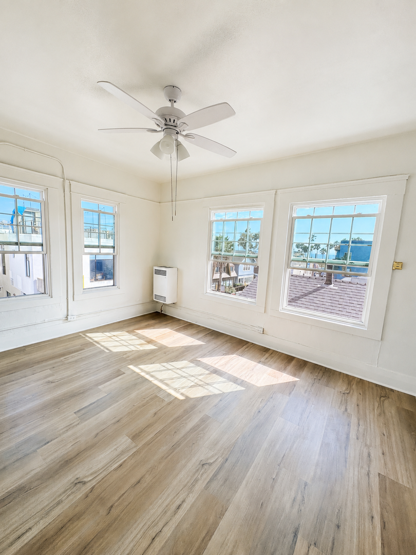 Venice Apartment: 33 Horizon Ave