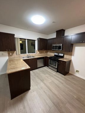 Spacious 3 Bed / 2 Bath Apartment in North Hollywood - In-Unit Washer/Dryer + Parking – photo 1