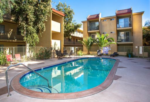 SPECIAL! $300 OFF ON FIRST MONTH RENT!