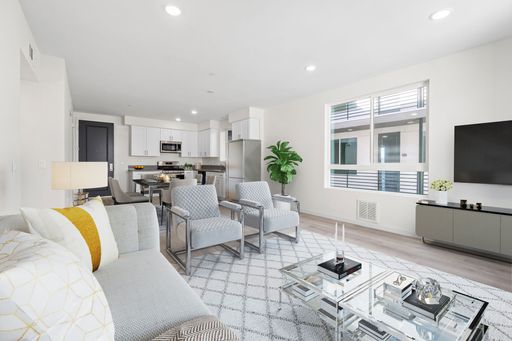 Spacious 2 Bed / 2 Bath in Van Nuys - In-Unit Laundry + Private Balcony – photo 1