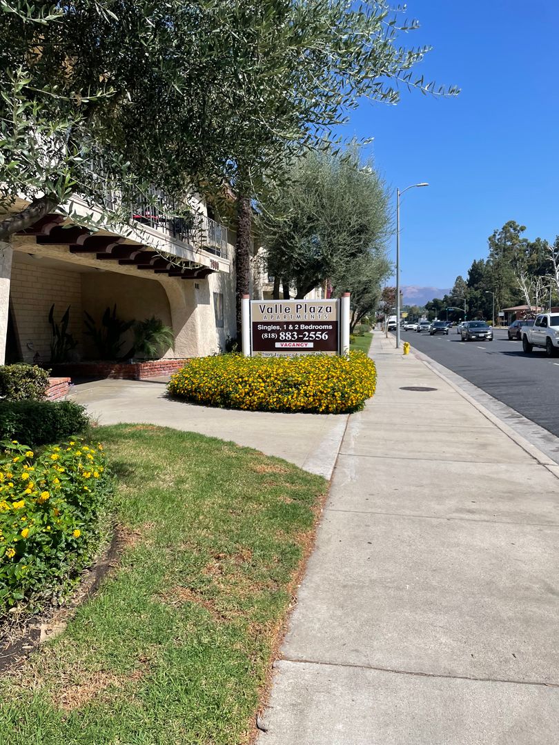 Canoga Park Apartment: 7909 Topanga Canyon Blvd