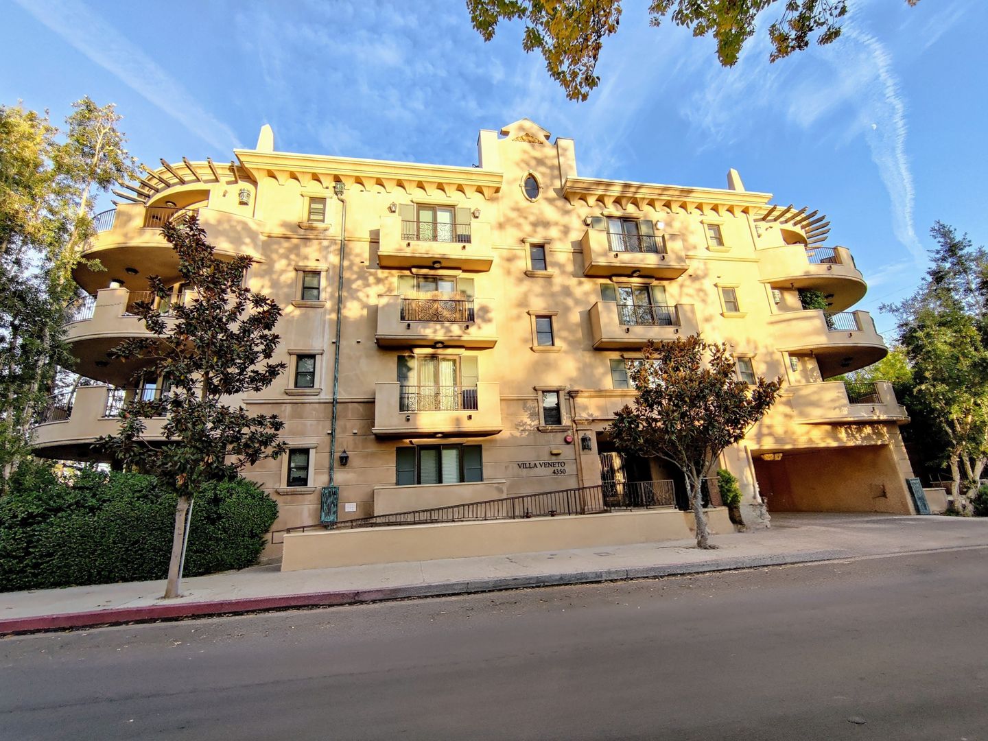 Studio City Apartment: 4350 Vantage Avenue