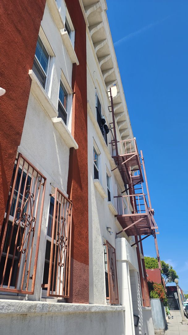 Venice Apartment: 33 Horizon Ave