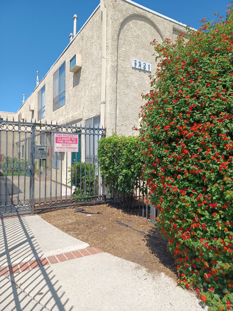 Reseda Apartment: 7521 & 7528 Canby Ave.