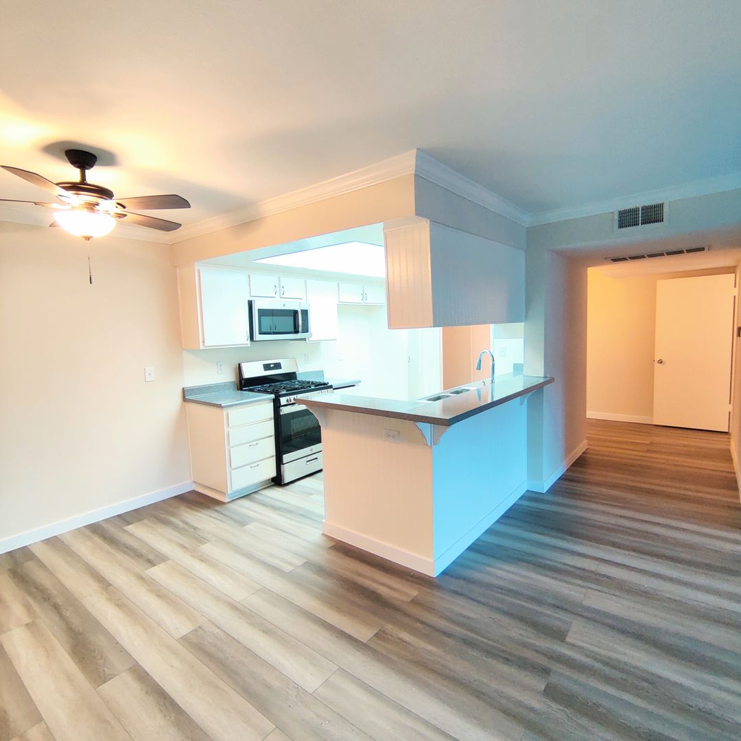 Sherman Oaks Apartment: 13131 Moorpark Street