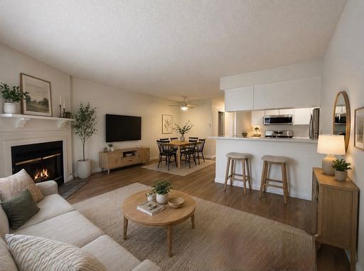 BEAUTIFUL LOWER UNIT 2 BEDROOM 2 BATH IN GREAT LOCATION AVAILABLE NOW