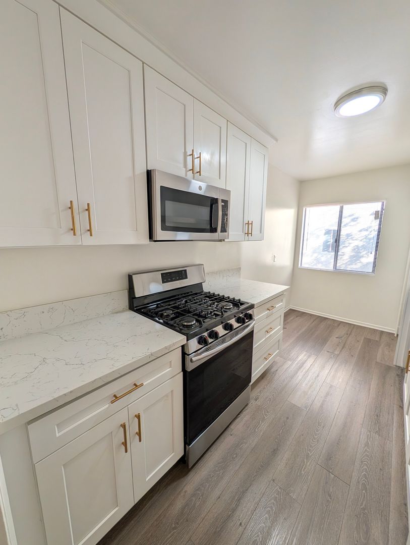 Sherman Oaks Apartment: 14646 Dickens Street