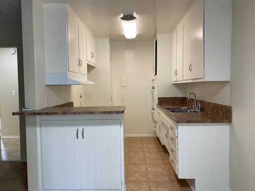 Large 2 Bdr. 1 Bath, 2nd Floor Unit, In Northridge – photo 1