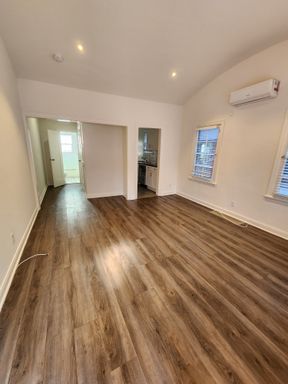 RECENTLY REMODELED VINTAGE STUDIO APARTMENT IN PRIME LOCATION AVAILABLE NOW! – photo 1