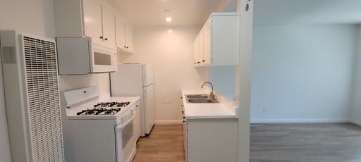 UPPER RENOVATED 1BR IN WOODLAND HILLS