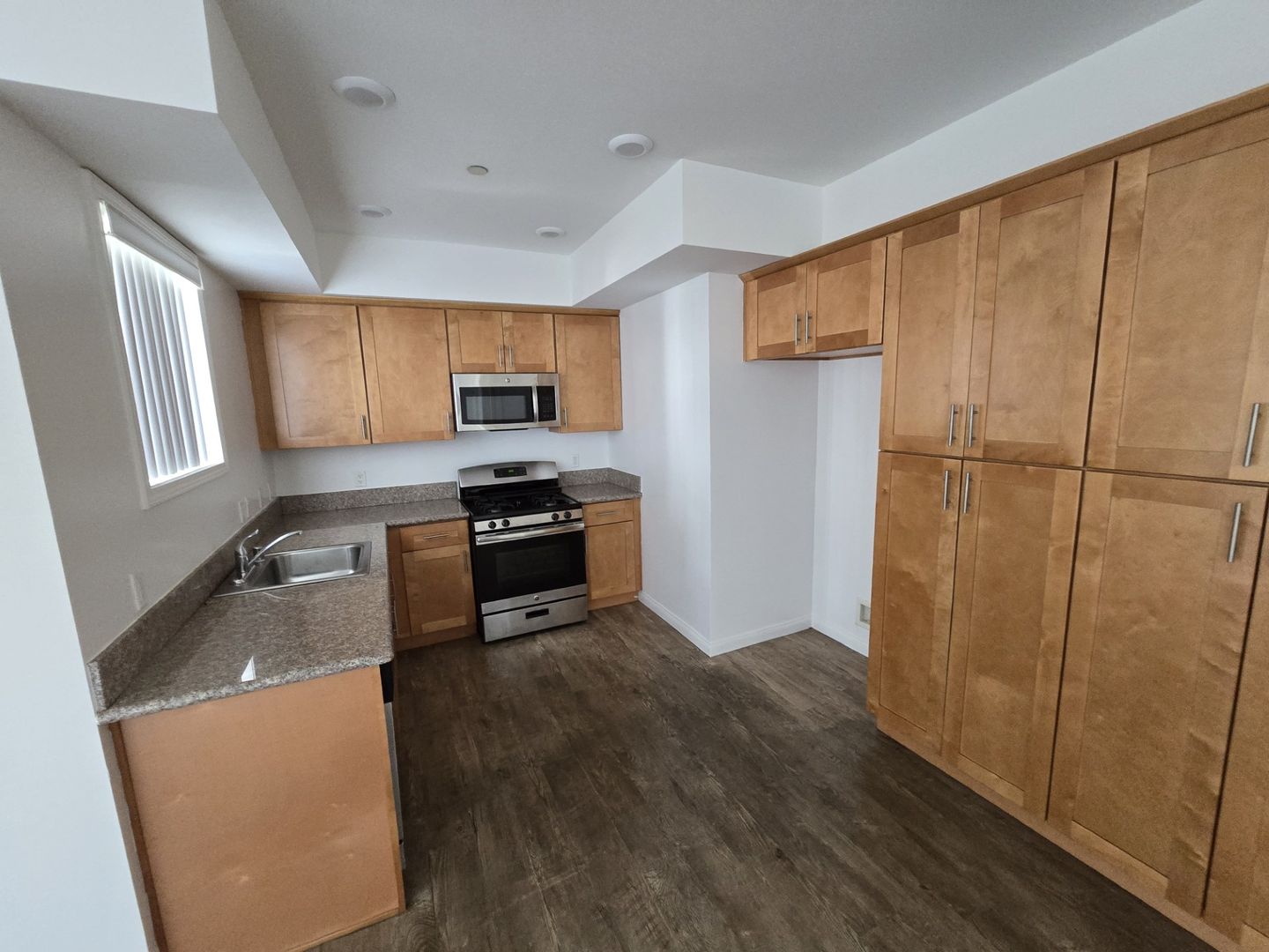 Van Nuys Apartment: 15313 Cabrito Rd
